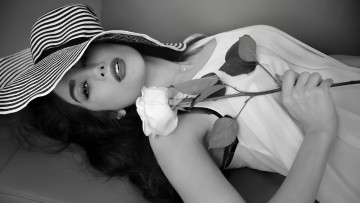 Картинка девушка+-+girl девушки -+черно-белые девушка женщина брюнетка темноволосая сексуальная модель звезда позирует разная обувь верхняя стильная одежда нижнее эротическое бельё трусы лифчик колготки чулки аксессуары макияж и множество элементов на фотографии