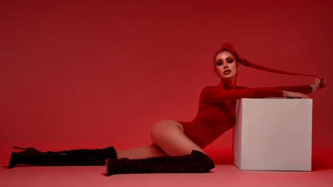 Обои картинки фото девушка - girl, девушки, - рыжеволосые и разноцветные, девушка, женщина, разноцветная, сексуальная, модель, звезда, позирует, разная, обувь, верхняя, стильная, одежда, нижнее, эротическое, бельё, трусы, лифчик, аксессуары, макияж, колготки, чулки, и, множество, элементов, на, фотографии