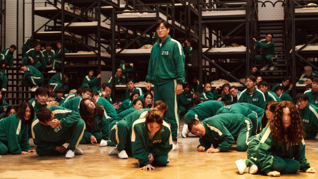 Обои картинки фото ojingeo geim , сериал 2021 – , кино фильмы, сериал, игра, в, кальмара, триллер, драма, кадры, из, фильма