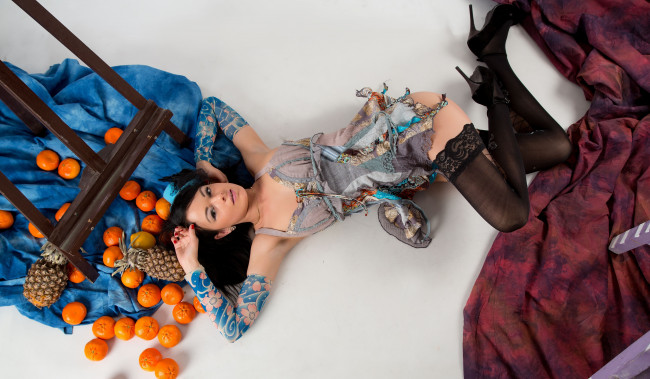 Обои картинки фото девушка - girl, девушки, - брюнетки,  шатенки, девушка, женщина, брюнетка, темноволосая, сексуальная, модель, звезда, позирует, разная, обувь, верхняя, стильная, одежда, нижнее, эротическое, бельё, трусы, лифчик, колготки, чулки, аксессуары, макияж, и, множество, элементов, на, фотографии