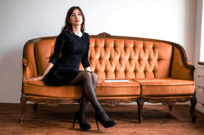 Обои картинки фото девушка - girl, девушки, - брюнетки,  шатенки, девушка, женщина, брюнетка, темноволосая, сексуальная, модель, звезда, позирует, разная, обувь, верхняя, стильная, одежда, нижнее, эротическое, бельё, трусы, лифчик, колготки, чулки, аксессуары, макияж, и, множество, элементов, на, фотографии