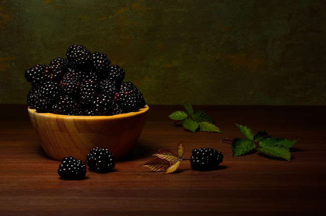 Обои картинки фото еда, ежевика, листья, ягоды, темный, фон, стол, миска, натюрморт