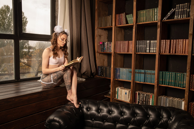 Обои картинки фото девушка - girl, девушки, - брюнетки,  шатенки, девушка, женщина, шатенка, темноволосая, сексуальная, модель, звезда, позирует, разная, обувь, верхняя, стильная, одежда, нижнее, эротическое, бельё, трусы, лифчик, колготки, чулки, аксессуары, макияж, и, множество, элементов, на, фотографии