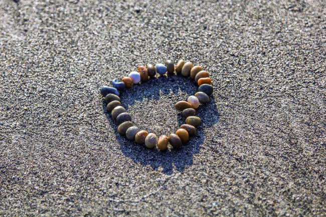 Обои картинки фото разное, ракушки,  кораллы,  декоративные и spa-камни, камушки, сердечко