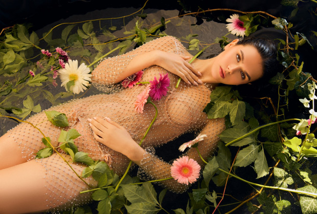 Обои картинки фото девушка - girl, девушки, - брюнетки,  шатенки, девушка, женщина, брюнетка, темноволосая, сексуальная, модель, звезда, позирует, разная, обувь, верхняя, стильная, одежда, нижнее, эротическое, бельё, трусы, лифчик, колготки, чулки, аксессуары, макияж, и, множество, элементов, на, фотографии