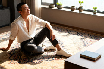 обоя 3д графика, люди , people, парень, азиат, рубашка, брюки, кроссовки, ковер, книга, горшки