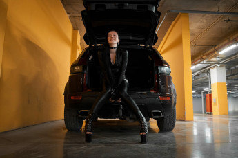 обоя девушка и авто, автомобили, -авто с девушками, девушка, женщина, брюнетка, темноволосая, сексуальная, модель, звезда, позирует, разная, обувь, верхняя, стильная, одежда, нижнее, эротическое, бельё, трусы, лифчик, колготки, чулки, аксессуары, макияж, и, множество, элементов, на, фотографии