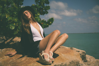 Картинка grace+elizabeth девушки девушка женщина шатенка темноволосая сексуальная модель звезда позирует разная обувь верхняя стильная одежда нижнее эротическое бельё трусы лифчик колготки чулки аксессуары макияж и множество элементов на фотографии