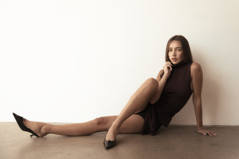 Картинка красивая+девушка девушки -+брюнетки +шатенки девушка женщина шатенка темноволосая сексуальная модель звезда позирует разная обувь верхняя стильная одежда нижнее эротическое бельё трусы лифчик колготки чулки аксессуары макияж и множество элементов на фотографии