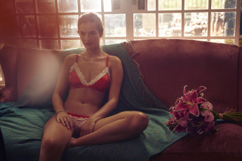 обоя красивая девушка, девушки, - брюнетки,  шатенки, девушка, женщина, шатенка, темноволосая, сексуальная, модель, звезда, позирует, разная, обувь, верхняя, стильная, одежда, нижнее, эротическое, бельё, трусы, лифчик, колготки, чулки, аксессуары, макияж, и, множество, элементов, на, фотографии