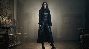 обоя красивая девушка, девушки, - девушки с оружием, девушка, женщина, брюнетка, темноволосая, сексуальная, модель, звезда, позирует, разная, обувь, верхняя, стильная, одежда, нижнее, эротическое, бельё, трусы, лифчик, колготки, чулки, аксессуары, макияж, и, множество, элементов, на, фотографии