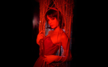 Картинка девушки карина+салахутдинова+ tenletters брюнетка платье бусы