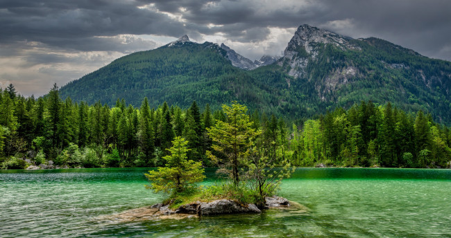 Обои картинки фото пейзаж, природа, реки, озера, небо, облака, скалы, деревья, лес, река, островок