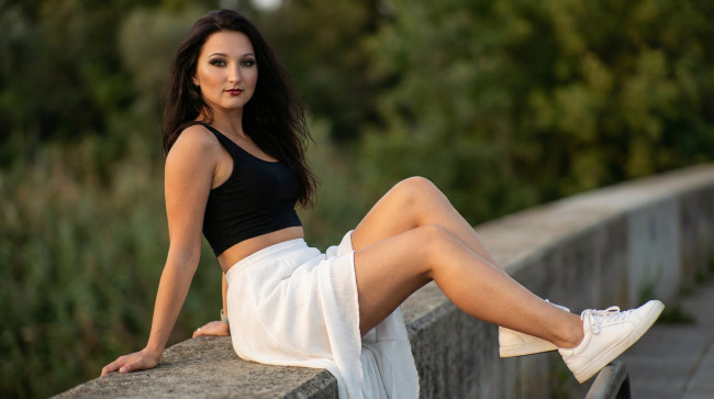 Обои картинки фото красивая девушка, девушки, - брюнетки,  шатенки, девушка, женщина, брюнетка, темноволосая, сексуальная, модель, звезда, позирует, разная, обувь, верхняя, стильная, одежда, нижнее, эротическое, бельё, трусы, лифчик, колготки, чулки, аксессуары, макияж, и, множество, элементов, на, фотографии