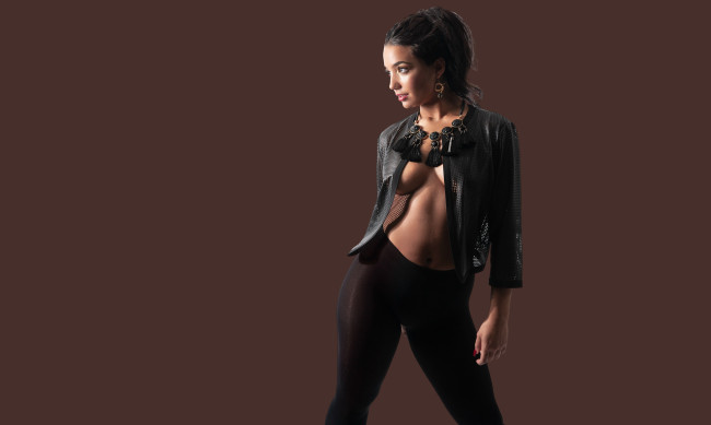 Обои картинки фото красивая девушка, девушки, - брюнетки,  шатенки, девушка, женщина, брюнетка, темноволосая, сексуальная, модель, звезда, позирует, разная, обувь, верхняя, стильная, одежда, нижнее, эротическое, бельё, трусы, лифчик, колготки, чулки, аксессуары, макияж, и, множество, элементов, на, фотографии