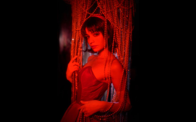 Обои картинки фото девушки, карина салахутдинова , tenletters, брюнетка, платье, бусы