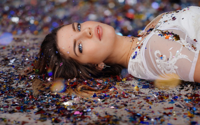 Обои картинки фото красивая девушка, девушки, - лица,  портреты, девушка, женщина, шатенка, темноволосая, сексуальная, модель, звезда, позирует, разная, обувь, верхняя, стильная, одежда, нижнее, эротическое, бельё, трусы, лифчик, колготки, чулки, аксессуары, макияж, и, множество, элементов, на, фотографии