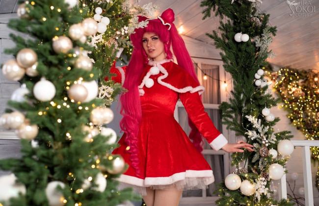 Обои картинки фото девушки, ира сокол, образ, косплей, наряд, костюм, платье, украшения, дом