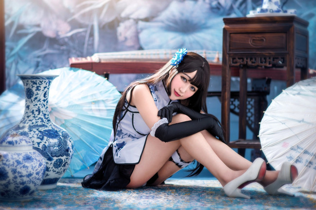 Обои картинки фото девушки, - азиатки, образ, косплей, наряд, костюм, перчатки, вазы, зонты