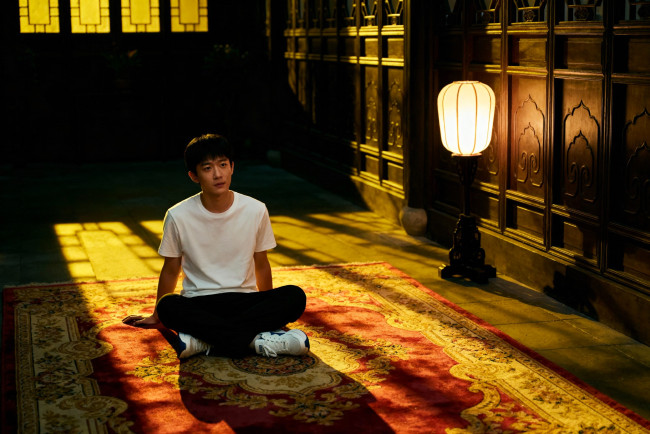 Обои картинки фото 3д графика, люди , people, парень, азиат, футболка, ковер, комната, фонарь