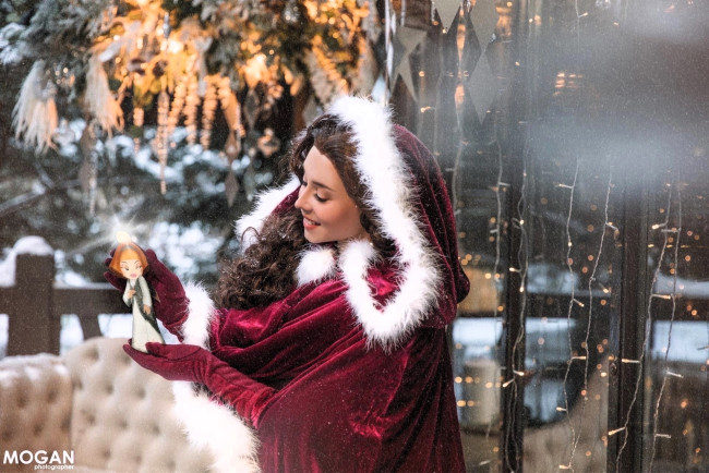 Обои картинки фото девушки, анна шаховская, образ, косплей, наряд, костюм, плащ, кукла, гирлянда, снег