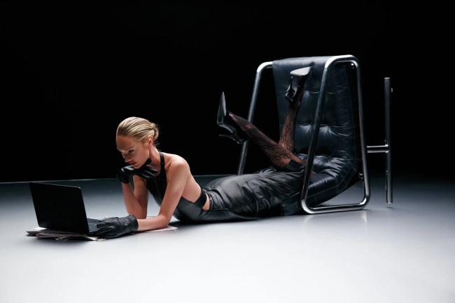 Обои картинки фото красивая девушка, девушки, - блондинки,  светловолосые, девушка, женщина, блондинка, светловолосая, сексуальная, модель, звезда, позирует, разная, обувь, верхняя, стильная, одежда, нижнее, эротическое, бельё, трусы, лифчик, колготки, чулки, аксессуары, макияж, и, множество, элементов, на, фотографии