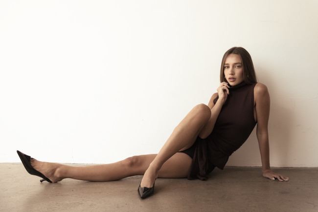 Обои картинки фото красивая девушка, девушки, - брюнетки,  шатенки, девушка, женщина, шатенка, темноволосая, сексуальная, модель, звезда, позирует, разная, обувь, верхняя, стильная, одежда, нижнее, эротическое, бельё, трусы, лифчик, колготки, чулки, аксессуары, макияж, и, множество, элементов, на, фотографии