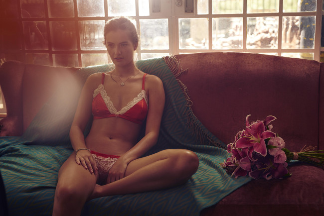 Обои картинки фото красивая девушка, девушки, - брюнетки,  шатенки, девушка, женщина, шатенка, темноволосая, сексуальная, модель, звезда, позирует, разная, обувь, верхняя, стильная, одежда, нижнее, эротическое, бельё, трусы, лифчик, колготки, чулки, аксессуары, макияж, и, множество, элементов, на, фотографии