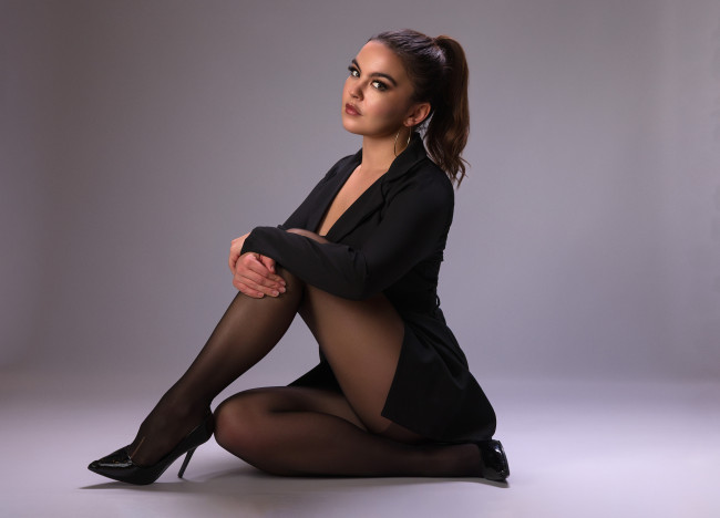 Обои картинки фото красивая девушка, девушки, - брюнетки,  шатенки, девушка, женщина, шатенка, темноволосая, сексуальная, модель, звезда, позирует, попа, грудь, ножки, разная, обувь, верхняя, стильная, одежда, нижнее, эротическое, бельё, трусы, лифчик, колготки, чулки, аксессуары, макияж, и, множество, элементов, на, фотографии