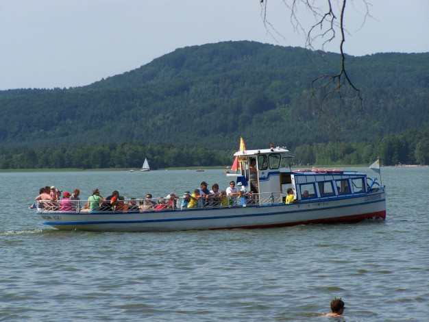 Обои картинки фото корабли, другое, катер, люди, гора, река