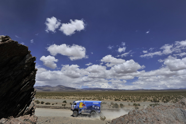 Обои картинки фото спорт, авторалли, грузовик, ралли, дакар, red, bull, синий, dakar, облака, камаз