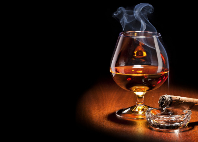 Обои картинки фото еда, напитки, дым, коньяк, сигара, пепельница, бокал