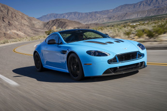 Картинка 2013+aston+martin+v12+vantage+s автомобили aston+martin aston martin vantage горы дорога