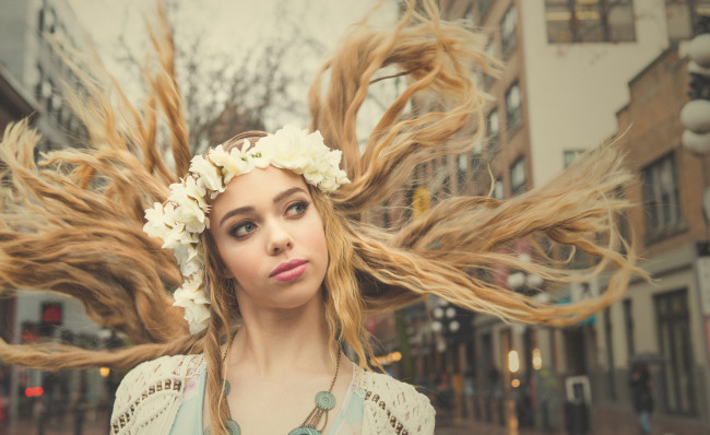 Обои картинки фото kristen taylor linkletter, девушки, венок, волосы, kristen, taylor, linkletter