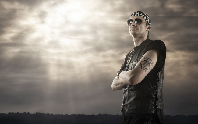 Обои картинки фото мужчины, - unsort, очки, рокер, тату, жилет