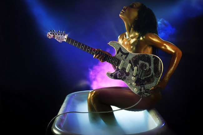 Обои картинки фото malina moye, музыка, malina, moye, гитаристка, гитара, ванна, левша