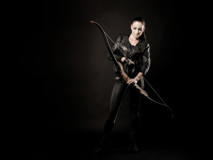 Картинка девушки -unsort+ девушки+с+оружием фон кожаная куртка девушка стрела лук