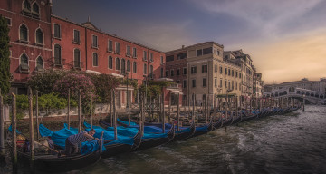 Картинка gondolas+at+rialto+in+venice корабли лодки +шлюпки набережная