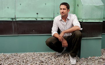Картинка мужчины gerard+butler кроссовки рубашка