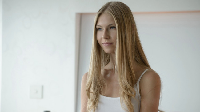 Обои картинки фото девушки, krystal boyd , anjelica,  masha roofkina, кристал, бойд, блондинка, улыбка, майка