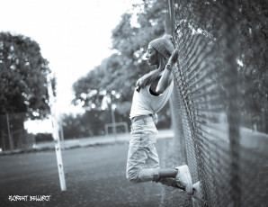 Картинка девушки -unsort+ Черно-белые+обои майка забор сетка блондинка джинсы часы шапка