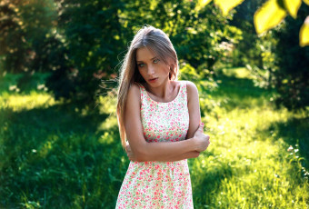 Картинка девушки -unsort+ блондинки +светловолосые трава деревья сарафан блондинка