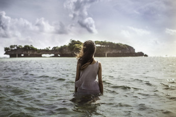 Картинка девушки -unsort+ брюнетки темноволосые остров топ русая тучи море