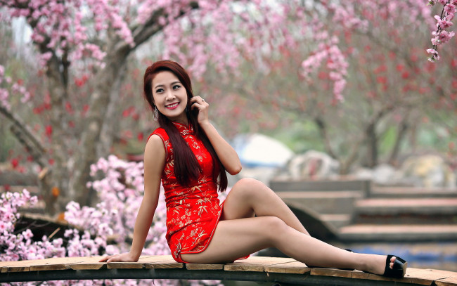 Обои картинки фото девушки, -unsort , азиатки, sitting, улыбка, long, hair, брюнетки