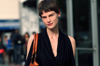 Картинка девушки saskia+de+brauw улица сумка декольте шатенка модель