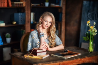 Картинка девушки -+блондинки +светловолосые браслеты блондинка букет цветы книги