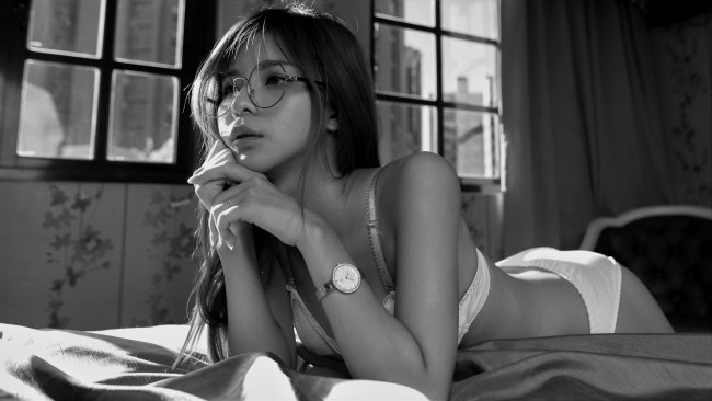 Обои картинки фото девушки, - черно-белые, азиатка, очки, монохром