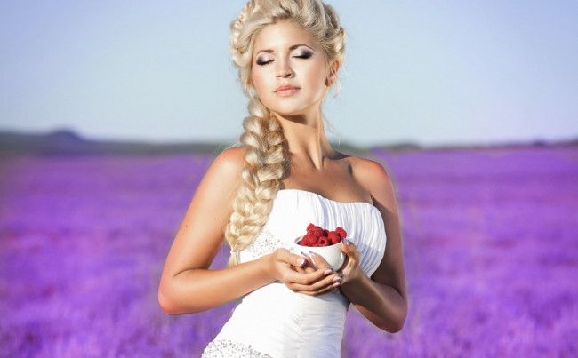 Обои картинки фото девушки, - блондинки,  светловолосые, поле, блондинка, коса, малина