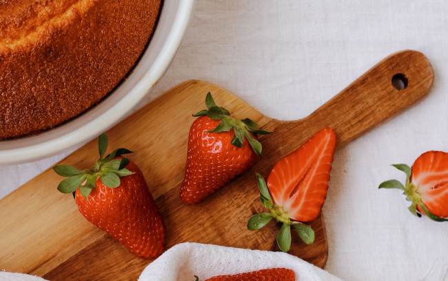 Обои картинки фото еда, клубника,  земляника, ягоды, крупная