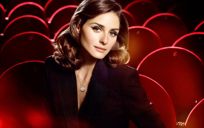 Обои картинки фото olivia palermo, девушки, шатенка, пиджак, кулон, зал, кресла